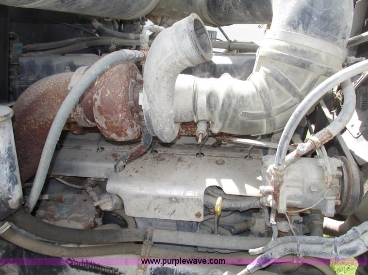 image for item F7369 2000 Mack CH613 MaxiCruise semi truck