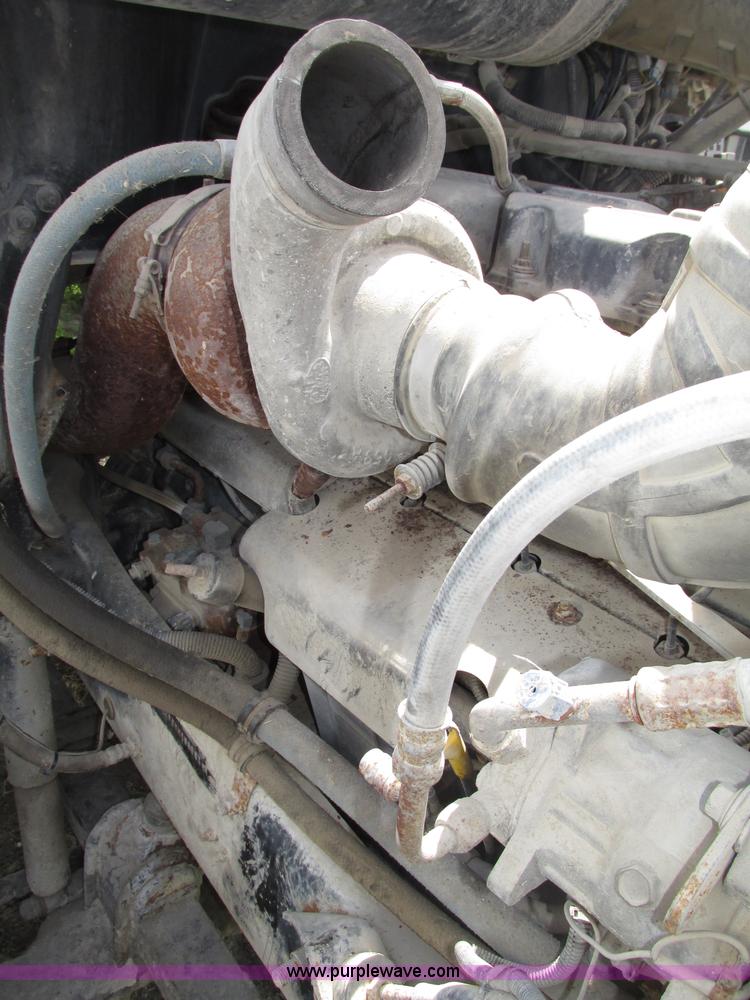 image for item F7369 2000 Mack CH613 MaxiCruise semi truck