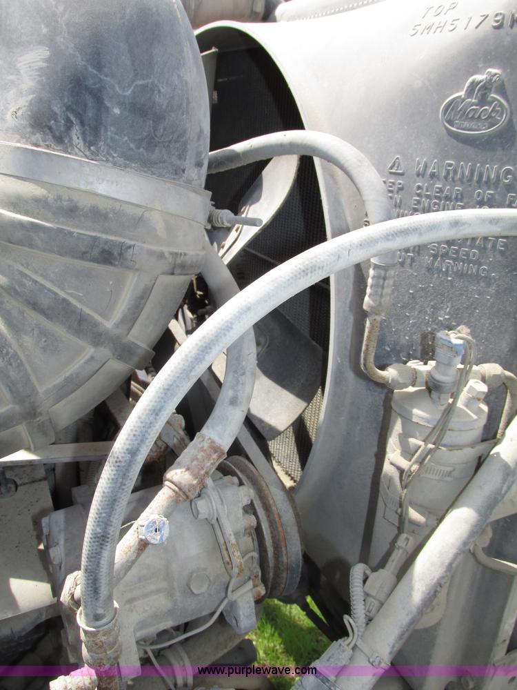 image for item F7369 2000 Mack CH613 MaxiCruise semi truck