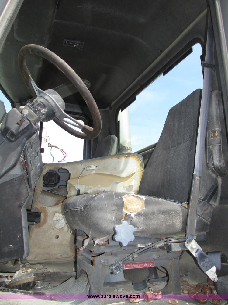 image for item F7369 2000 Mack CH613 MaxiCruise semi truck