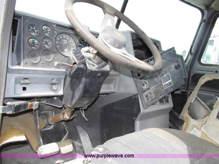 image for item F7369 2000 Mack CH613 MaxiCruise semi truck