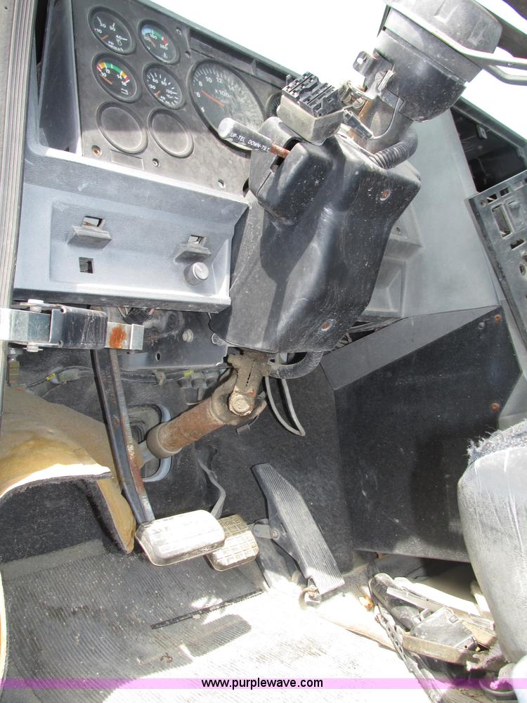 image for item F7369 2000 Mack CH613 MaxiCruise semi truck