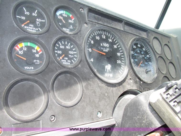 image for item F7369 2000 Mack CH613 MaxiCruise semi truck