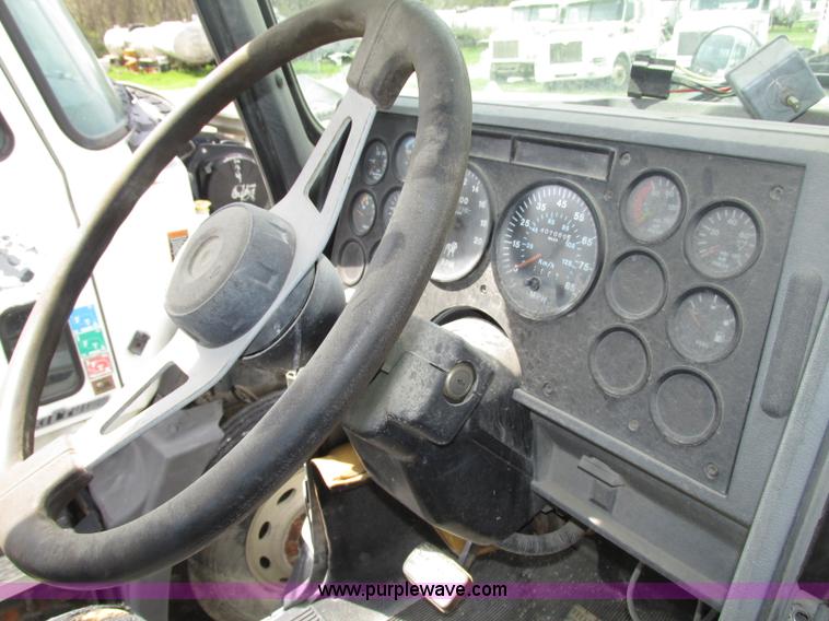 image for item F7369 2000 Mack CH613 MaxiCruise semi truck