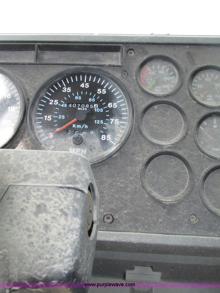 image for item F7369 2000 Mack CH613 MaxiCruise semi truck