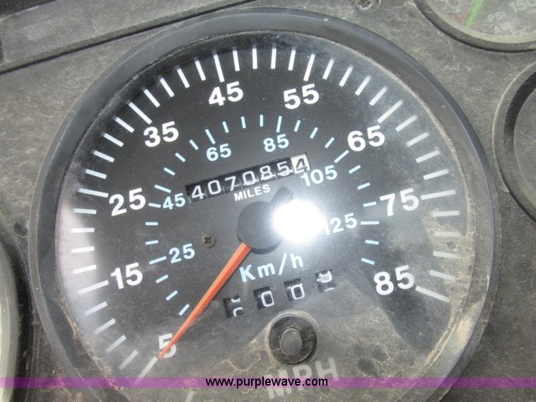 image for item F7369 2000 Mack CH613 MaxiCruise semi truck