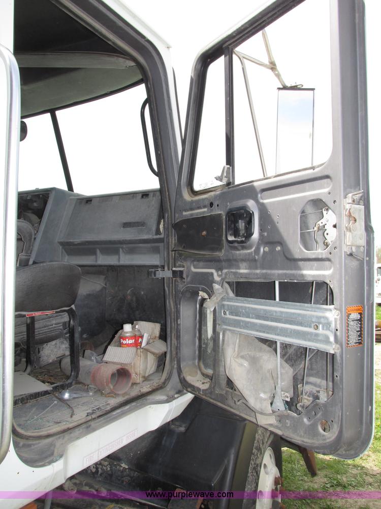 image for item F7369 2000 Mack CH613 MaxiCruise semi truck