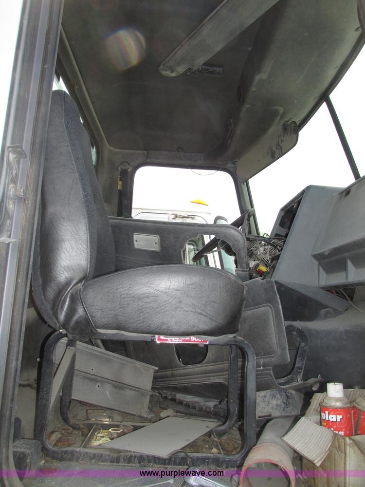 image for item F7369 2000 Mack CH613 MaxiCruise semi truck