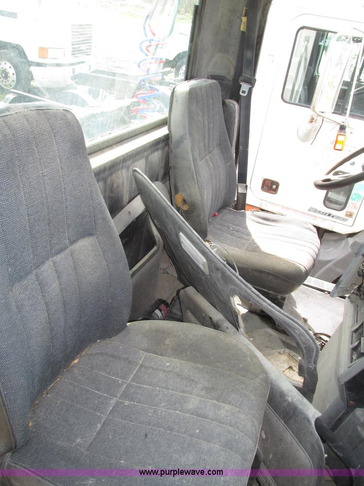 image for item F7369 2000 Mack CH613 MaxiCruise semi truck