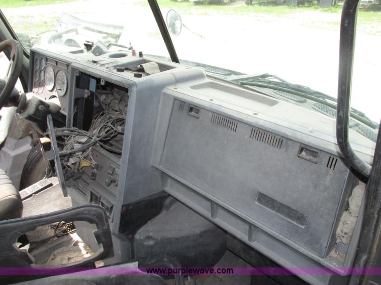 image for item F7369 2000 Mack CH613 MaxiCruise semi truck