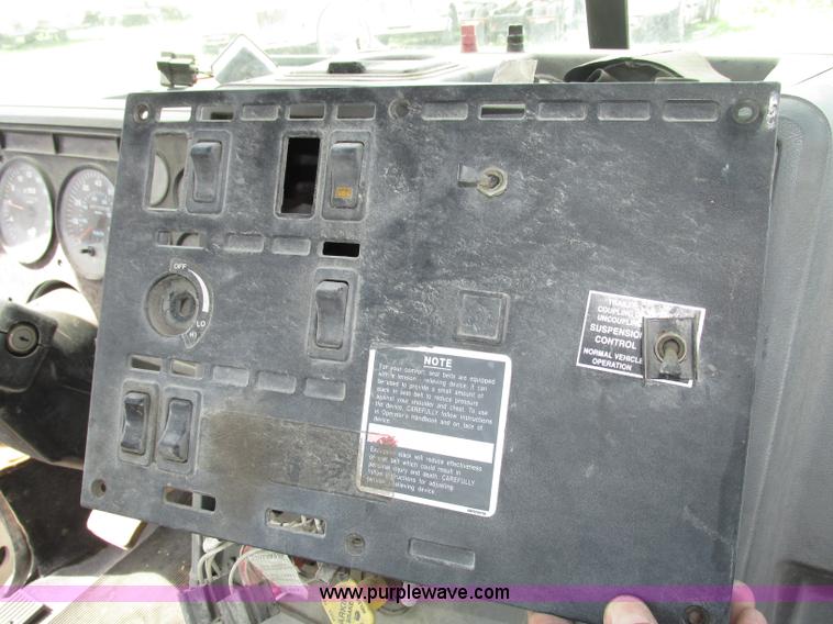 image for item F7369 2000 Mack CH613 MaxiCruise semi truck