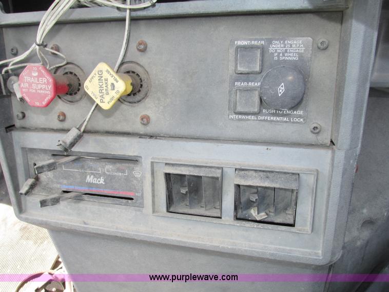 image for item F7369 2000 Mack CH613 MaxiCruise semi truck