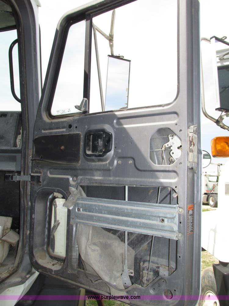 image for item F7369 2000 Mack CH613 MaxiCruise semi truck