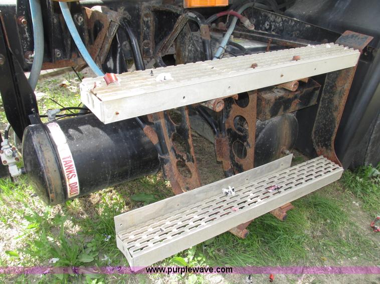 image for item F7369 2000 Mack CH613 MaxiCruise semi truck