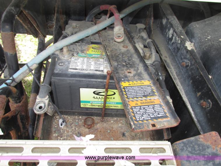 image for item F7369 2000 Mack CH613 MaxiCruise semi truck