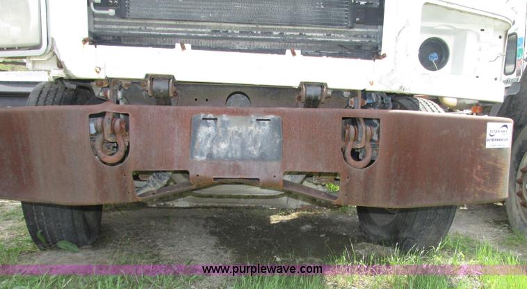 image for item F7369 2000 Mack CH613 MaxiCruise semi truck