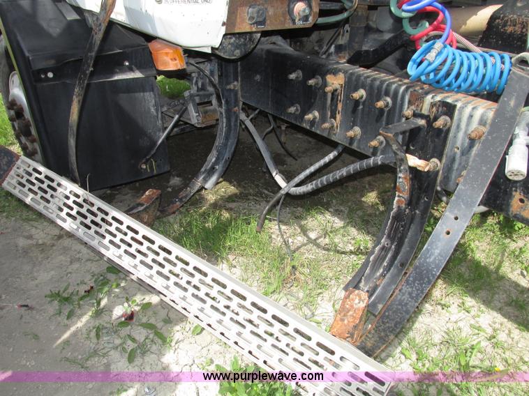 image for item F7369 2000 Mack CH613 MaxiCruise semi truck