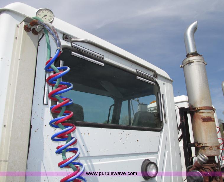 image for item F7369 2000 Mack CH613 MaxiCruise semi truck