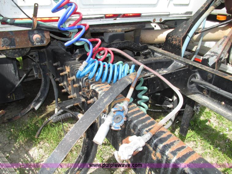 image for item F7369 2000 Mack CH613 MaxiCruise semi truck