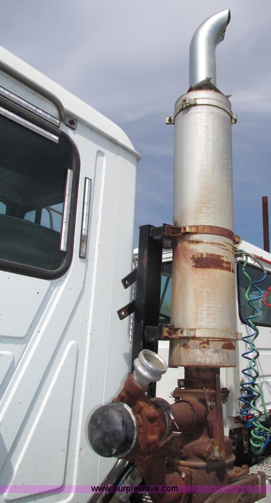 image for item F7369 2000 Mack CH613 MaxiCruise semi truck