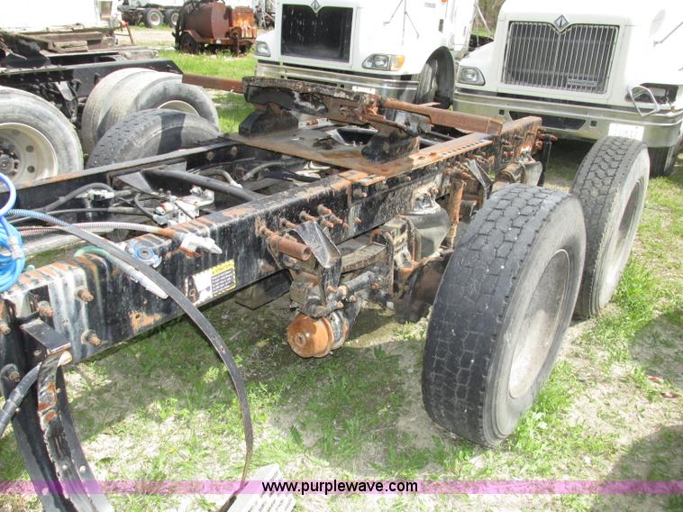 image for item F7369 2000 Mack CH613 MaxiCruise semi truck