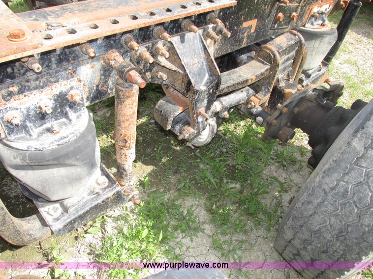 image for item F7369 2000 Mack CH613 MaxiCruise semi truck