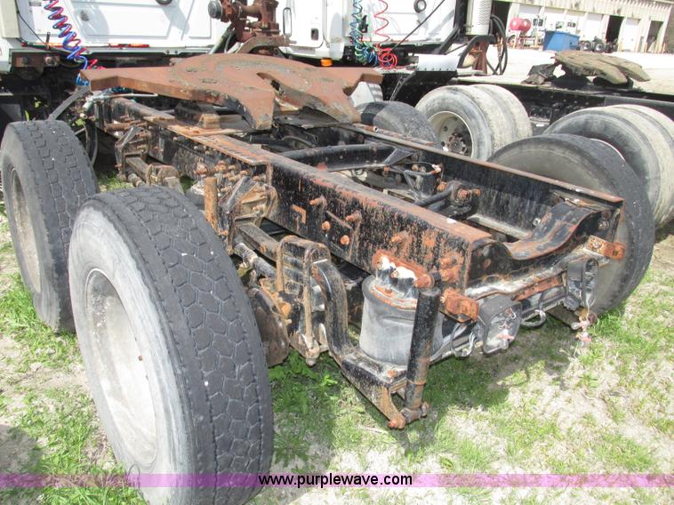 image for item F7369 2000 Mack CH613 MaxiCruise semi truck