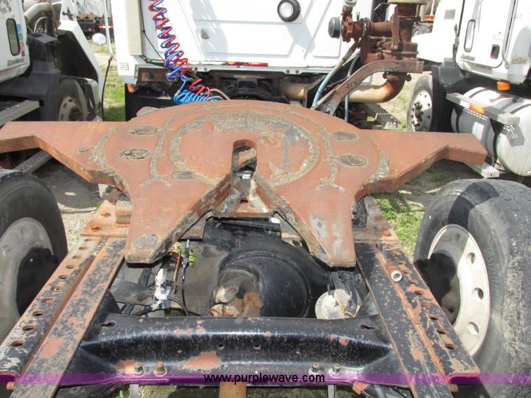 image for item F7369 2000 Mack CH613 MaxiCruise semi truck