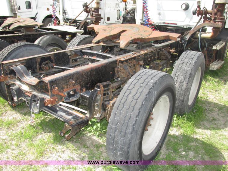 image for item F7369 2000 Mack CH613 MaxiCruise semi truck