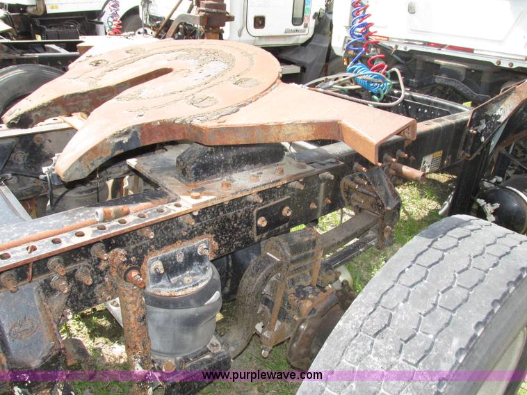 image for item F7369 2000 Mack CH613 MaxiCruise semi truck