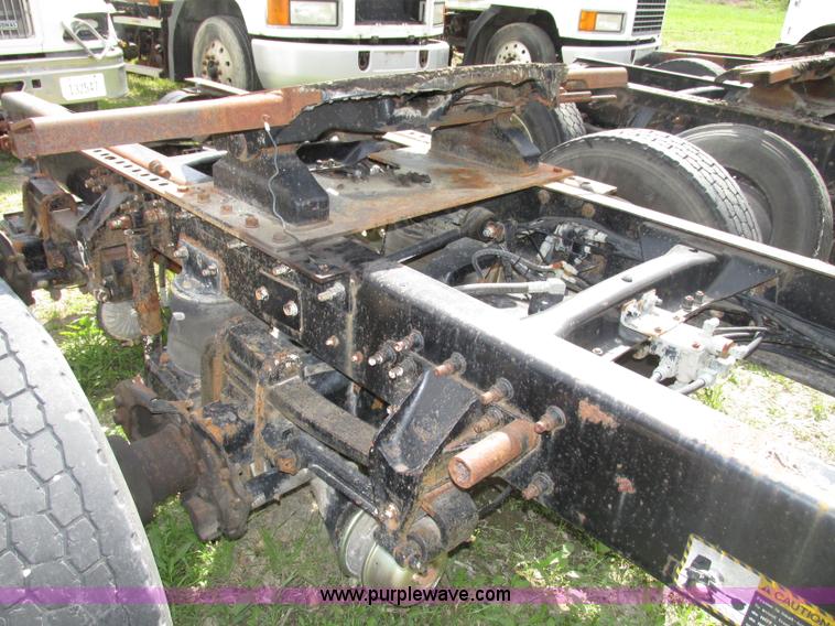 image for item F7369 2000 Mack CH613 MaxiCruise semi truck