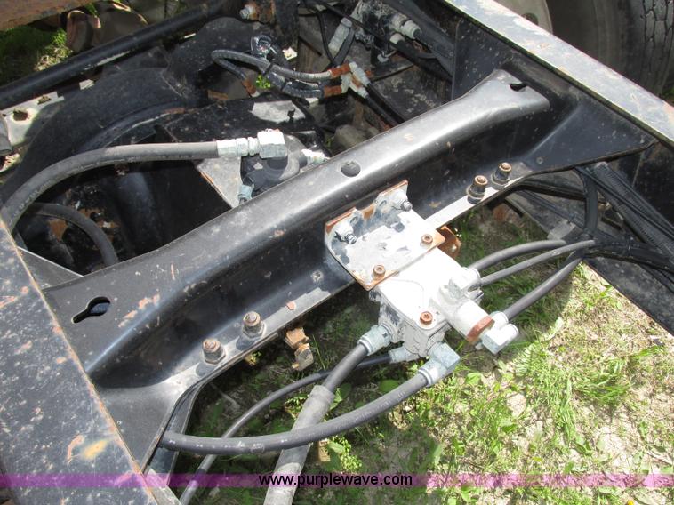 image for item F7369 2000 Mack CH613 MaxiCruise semi truck