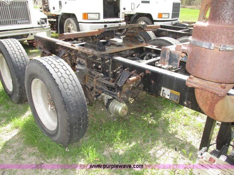 image for item F7369 2000 Mack CH613 MaxiCruise semi truck