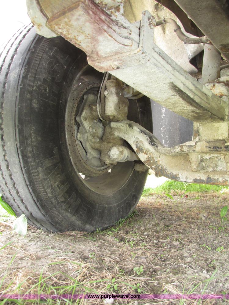 image for item F7369 2000 Mack CH613 MaxiCruise semi truck