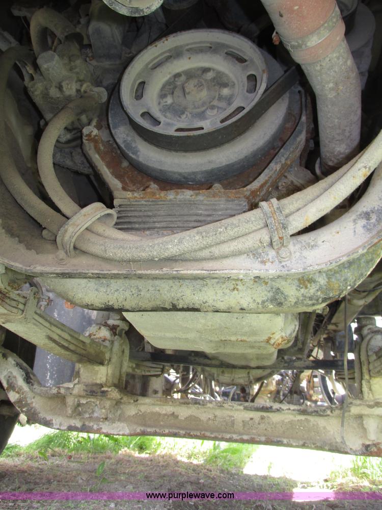 image for item F7369 2000 Mack CH613 MaxiCruise semi truck