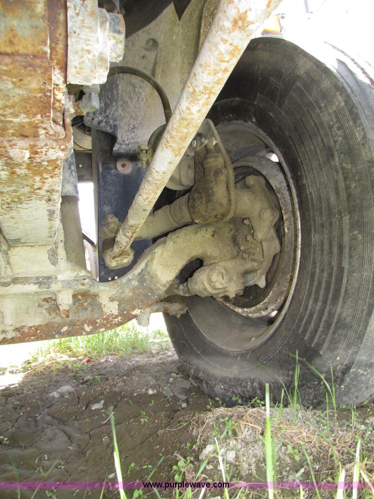 image for item F7369 2000 Mack CH613 MaxiCruise semi truck