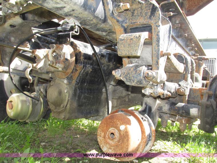 image for item F7369 2000 Mack CH613 MaxiCruise semi truck