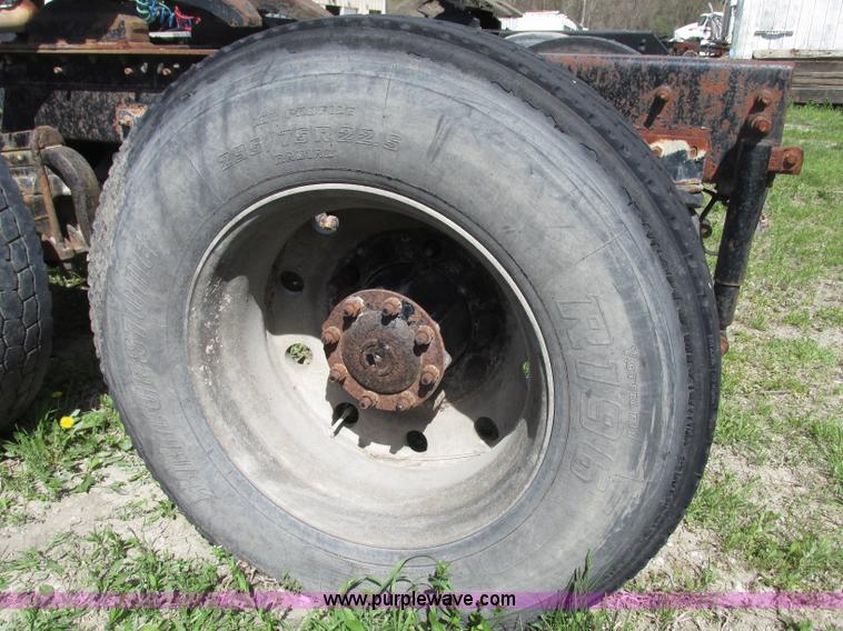 image for item F7369 2000 Mack CH613 MaxiCruise semi truck