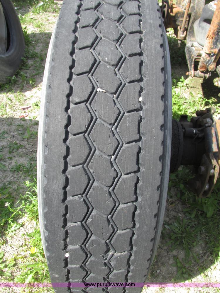 image for item F7369 2000 Mack CH613 MaxiCruise semi truck