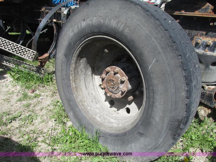 image for item F7369 2000 Mack CH613 MaxiCruise semi truck