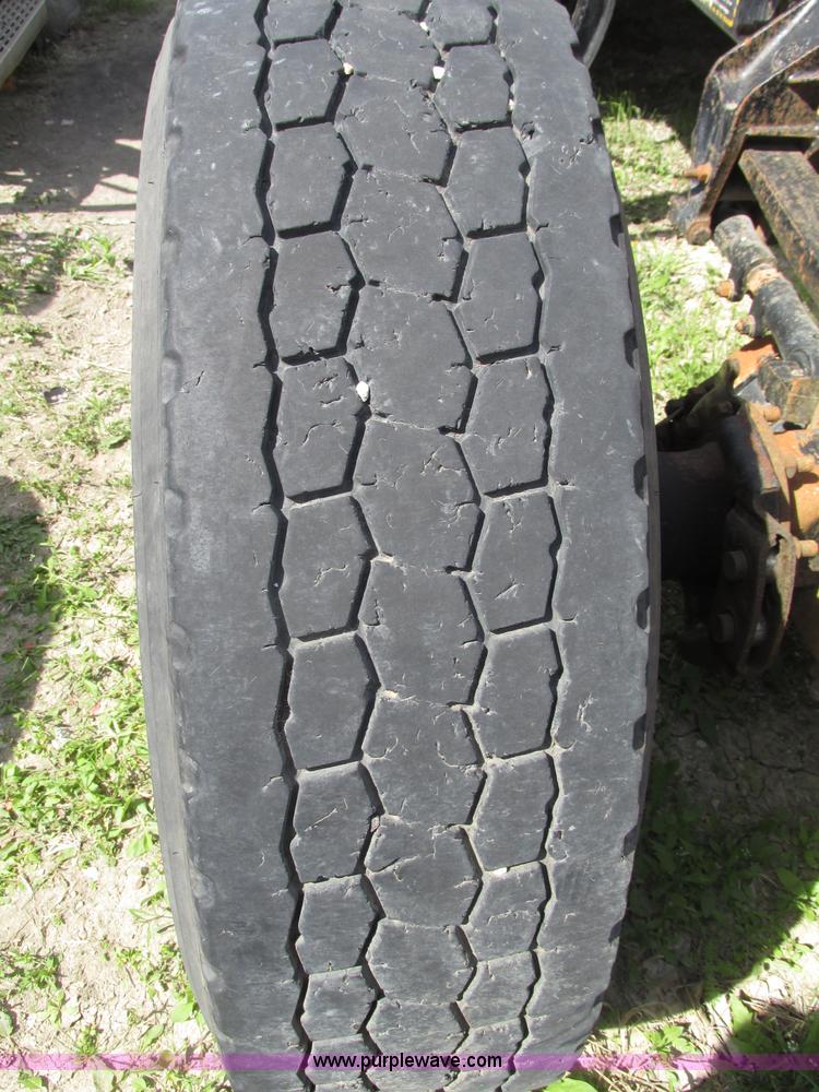 image for item F7369 2000 Mack CH613 MaxiCruise semi truck