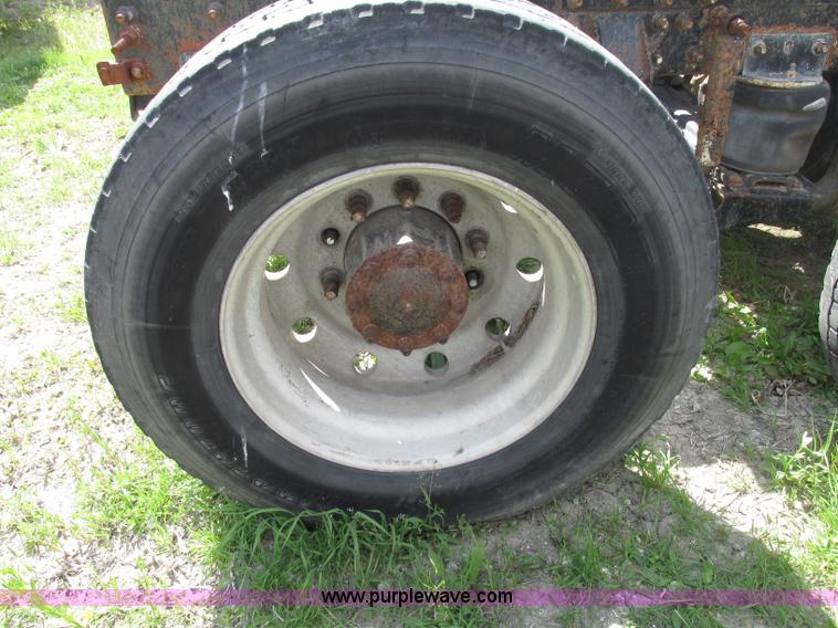 image for item F7369 2000 Mack CH613 MaxiCruise semi truck