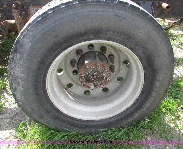 image for item F7369 2000 Mack CH613 MaxiCruise semi truck