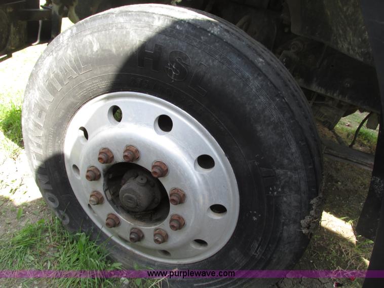 image for item F7369 2000 Mack CH613 MaxiCruise semi truck