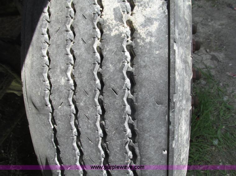 image for item F7369 2000 Mack CH613 MaxiCruise semi truck