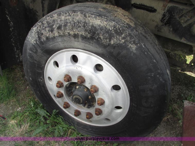 image for item F7369 2000 Mack CH613 MaxiCruise semi truck