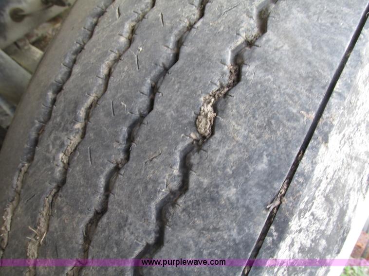 image for item F7369 2000 Mack CH613 MaxiCruise semi truck