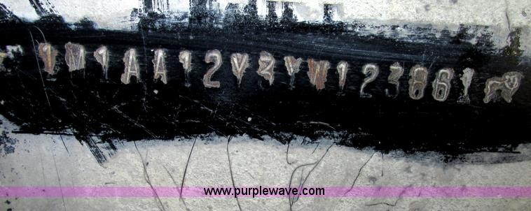 image for item F7369 2000 Mack CH613 MaxiCruise semi truck