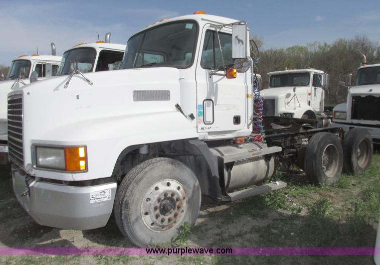 image for item F7370 2001 Mack CH613 semi truck