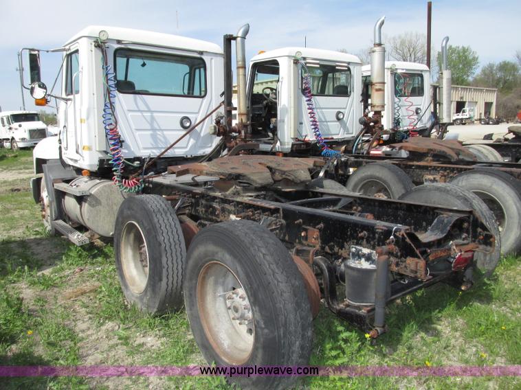 image for item F7370 2001 Mack CH613 semi truck